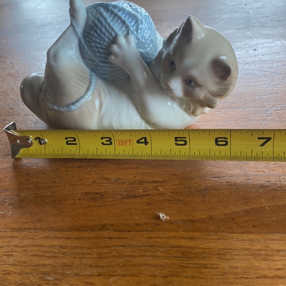 Vintage 1989 NAO by Lladro porcelain cat playing with ball of yarn figurine - Picture 5 of 11
